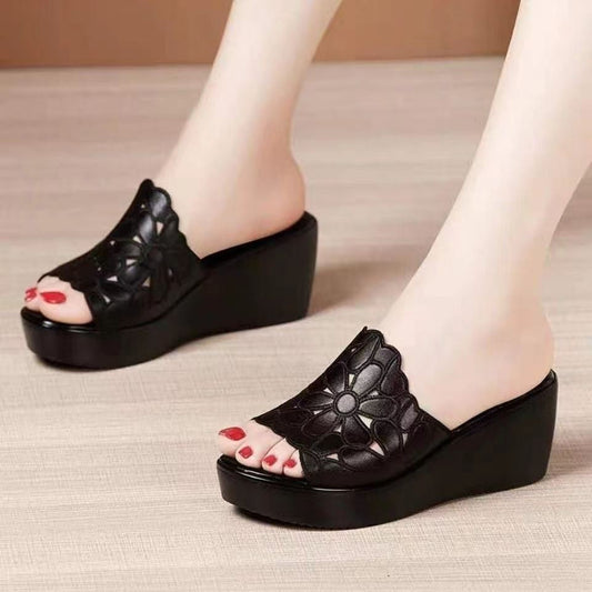 Босоножки peep-toe на танкетке с принтом