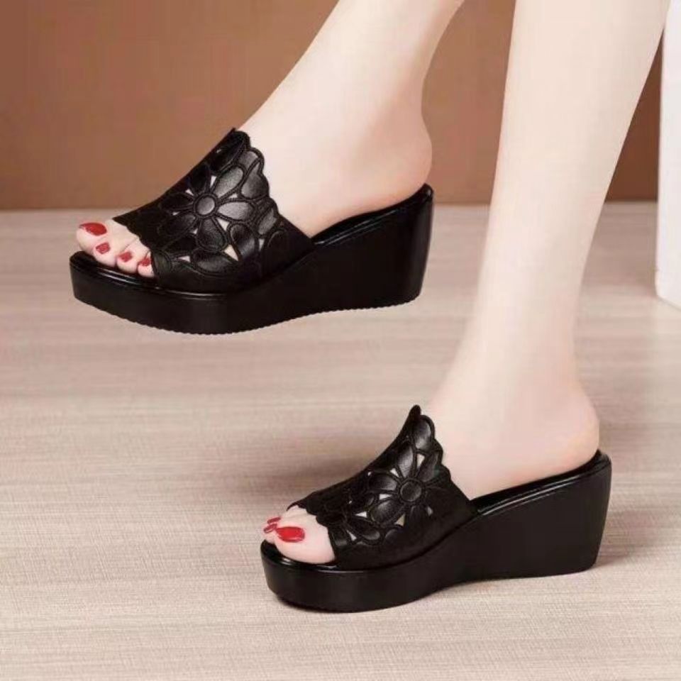 Босоножки peep-toe на танкетке с принтом
