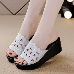 Босоножки peep-toe на танкетке с принтом
