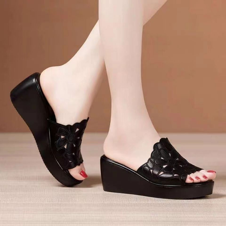 Босоножки peep-toe на танкетке с принтом